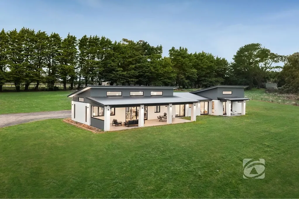 Harkaway 4 Slaapkamer Architecturally Designed. Impeccably Built. 5 Acres of Possibility.