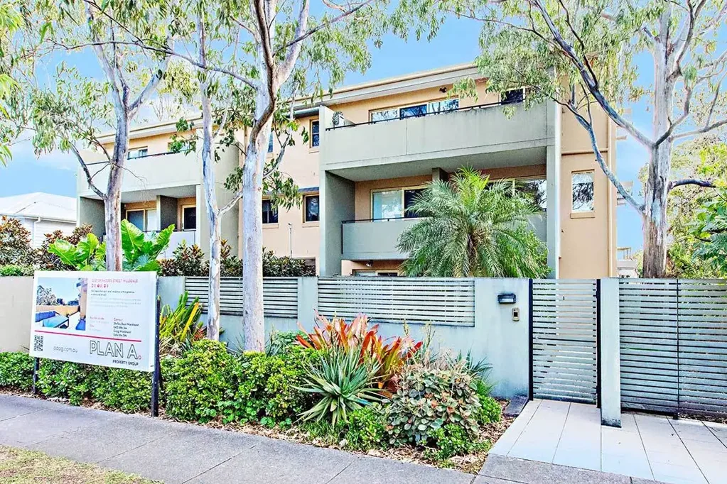 Spacious Modern Townhouse with Multiple Living Areas & Entertainer's Courtyard