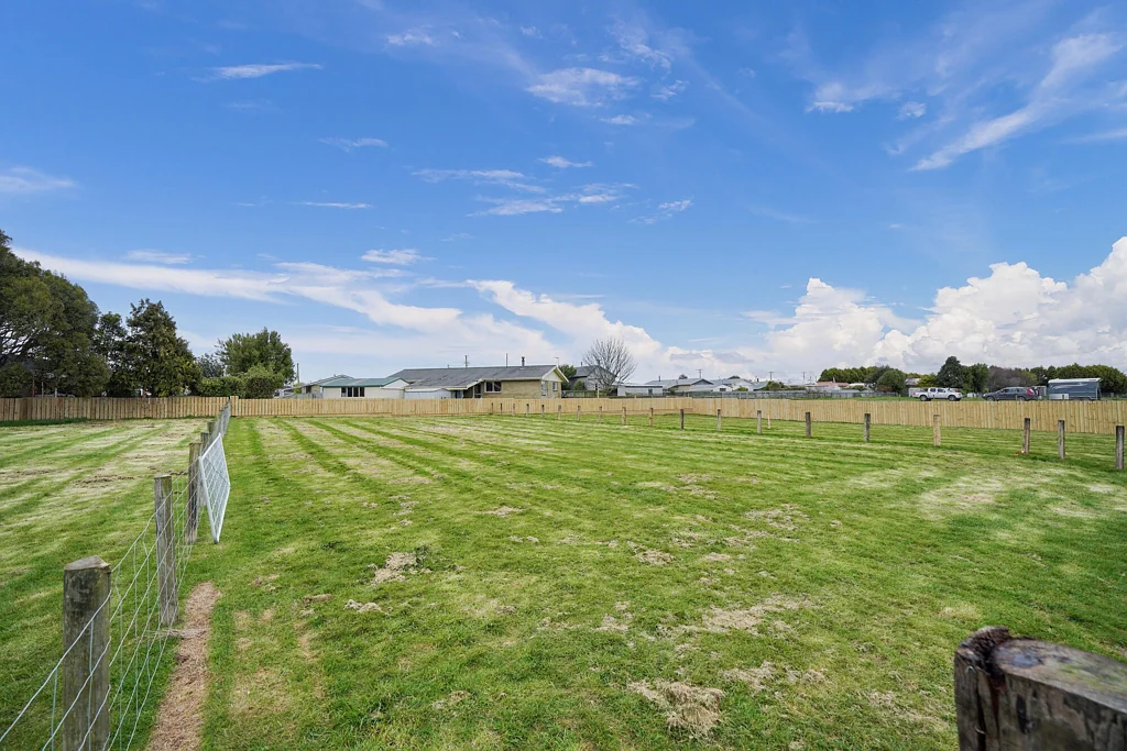 Clifton AFFORDABLE SECTIONS WITH RURAL OUTLOOK