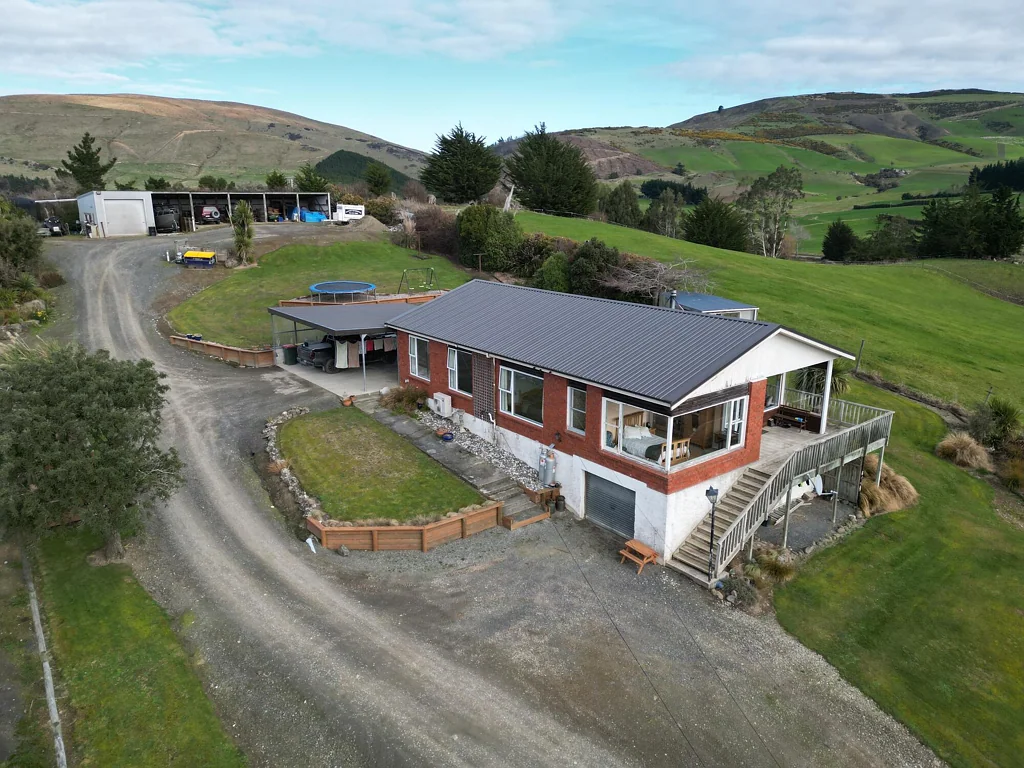 Clinton and Surrounds 3房  King of the hill - big views, bigger shed