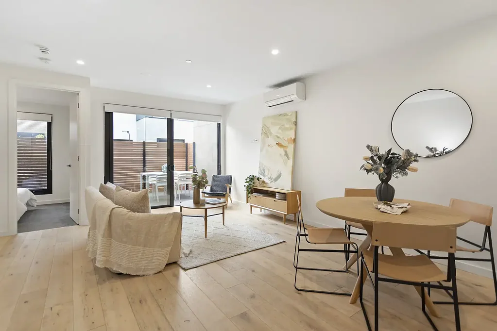 Mckinnon 2部屋 Sun-Drenched Style and Security in the Zone