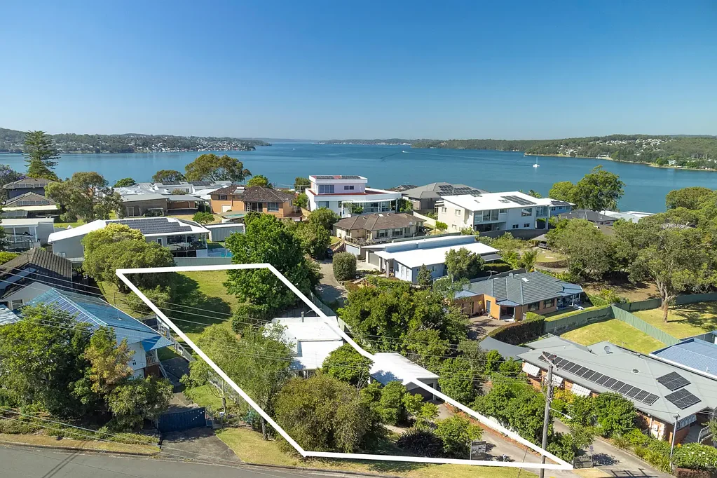 Speers Point 4침실 Charming Lakeside Home on 1328m2 with Subdivision Already Approved!