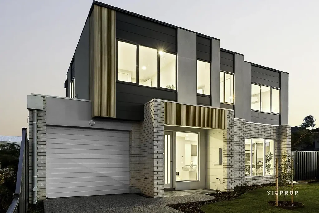 Keilor East 3房 全新豪华联排 别墅设计优雅 开敞式生活区 石材台面厨房 步行至咖啡馆 精英学校云集 社区便利生活 Prestigious Keilor East Localle