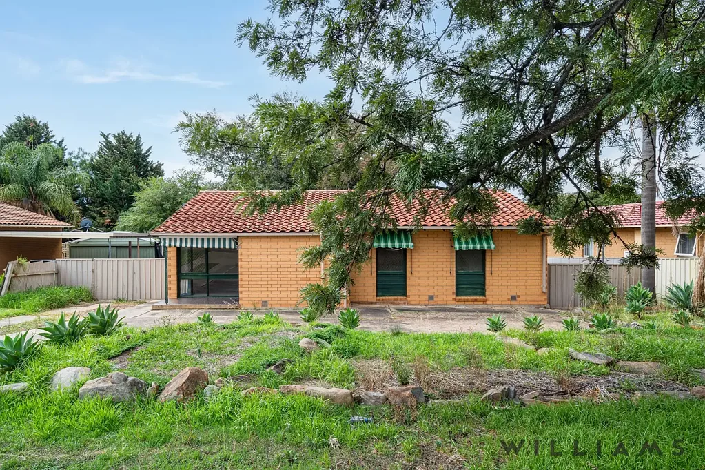 Morphett Vale 3ห้องนอน SOLID OPPORTUNITY ON GENEROUS 730SQM (APPROX.) ALLOTMENT // Three Bedrooms, Extensive Shedding, Ready For Renovation & Value-add (STCC)