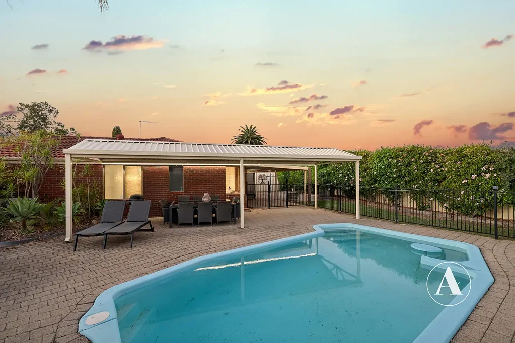 Thornlie 3房  729m2 CORNER LOT - RENOVATED 3 BED + 1 BATH + POOL