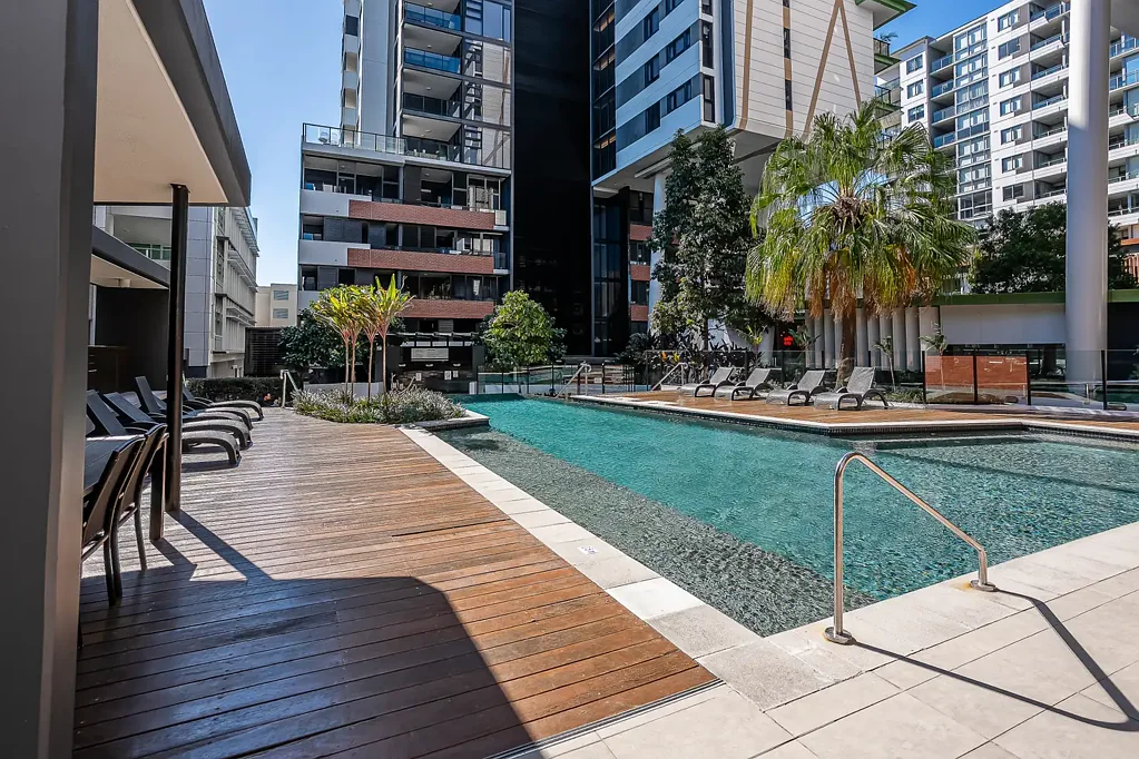 South Brisbane 1ห้องนอน Stylish City-Edge Living with Panoramic Views