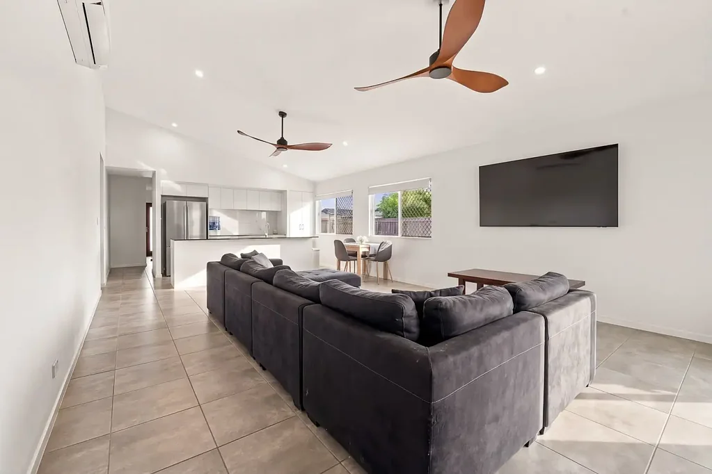 Smithfield 4ਬੈੱਡਰੂਮ SIDE ACCESS, HIGH CEILINGS, MODERN HOME, TILED THROUGHOUT