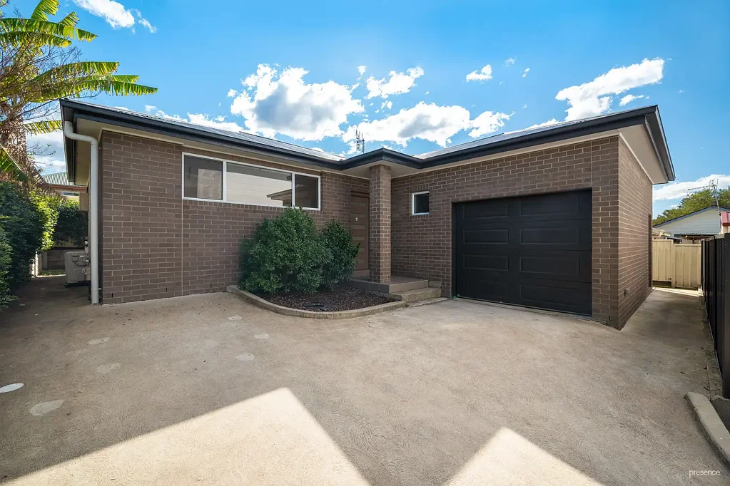 SPACIOUS SINGLE-LEVEL HOME WITH AIR CONDITIONING & PRIVATE COURTYARD