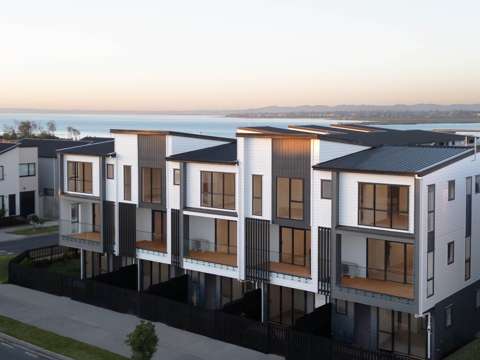 Hobsonville 3房 全新打造，永久产权，距离海滨仅300米，3分钟上高速，拥抱现代海滨生活！ Freehold! Brand New! Modern Coastal Living!