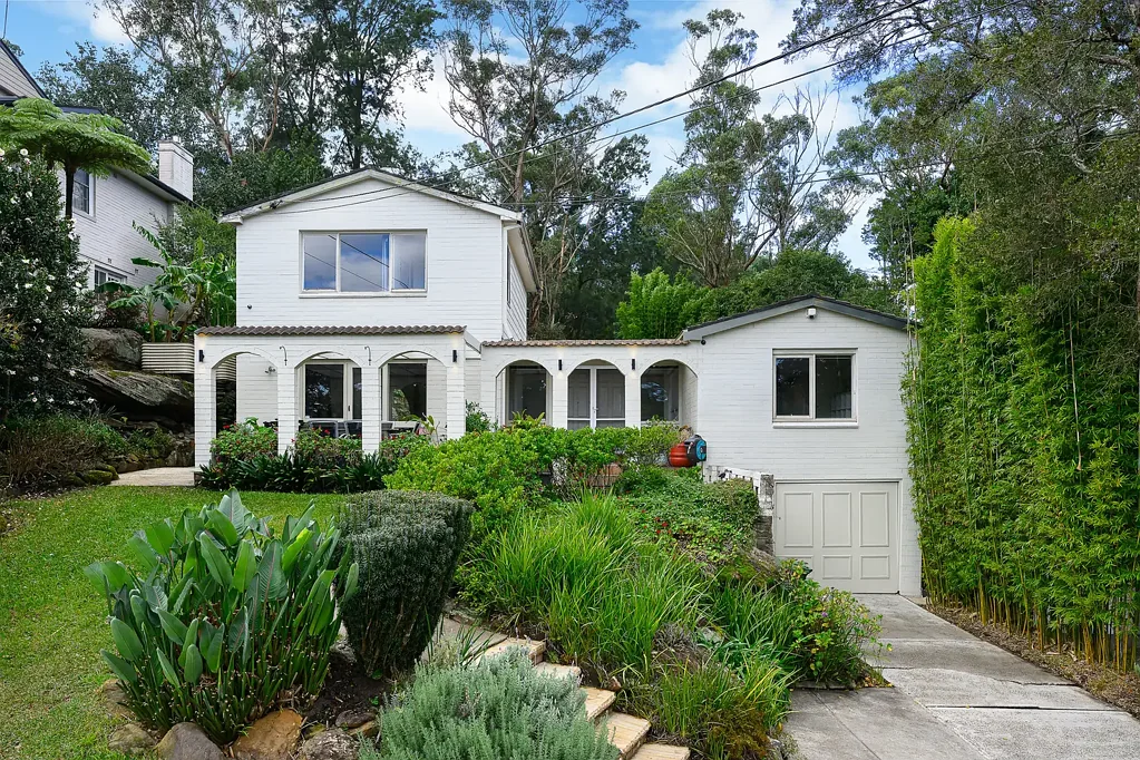 Killara 4房 高处东北朝向 安静小巷 毗邻高尔夫球场 两厅通花园 Miele&Bosch电器 主卧带套间 三浴按摩浴缸 2车位车库安防 优学区便利交通 Comfort In Family-Friendly Cul-De-Sac Central To Premier Schools