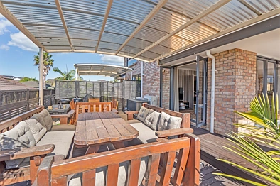 SUPER SIZED 4 BED, 3 BATH, 2 LOUNGE FAMILY HOME - BEACHLANDS