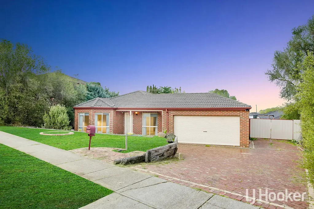 Bacchus Marsh 3房 巨大1251sqm地块 宽敞起居空间 多功能平面图 无缝连接户外 管道供暖空调 大型后院存储 热门地段实用 Endless Space & Lifestyle Appeal on 1251sqm (Approx.)