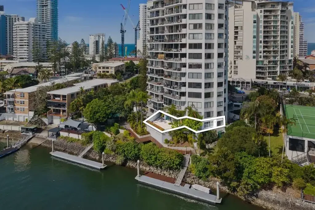 Surfers Paradise 3બેડરૂમ ENORMOUS RIVERFRONT COURTYARD - BETWEEN BROADBEACH & SURFERS PARADISE