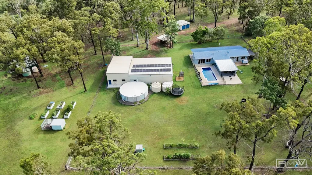 Bondoola 4कमरा LUXURY ACREAGE LIVING ON THE CAPRICORN COAST - Boasting a Resort-Style Swimming Pool, 6-Bay Industrial Shed, Bore and Rainwater Storage!