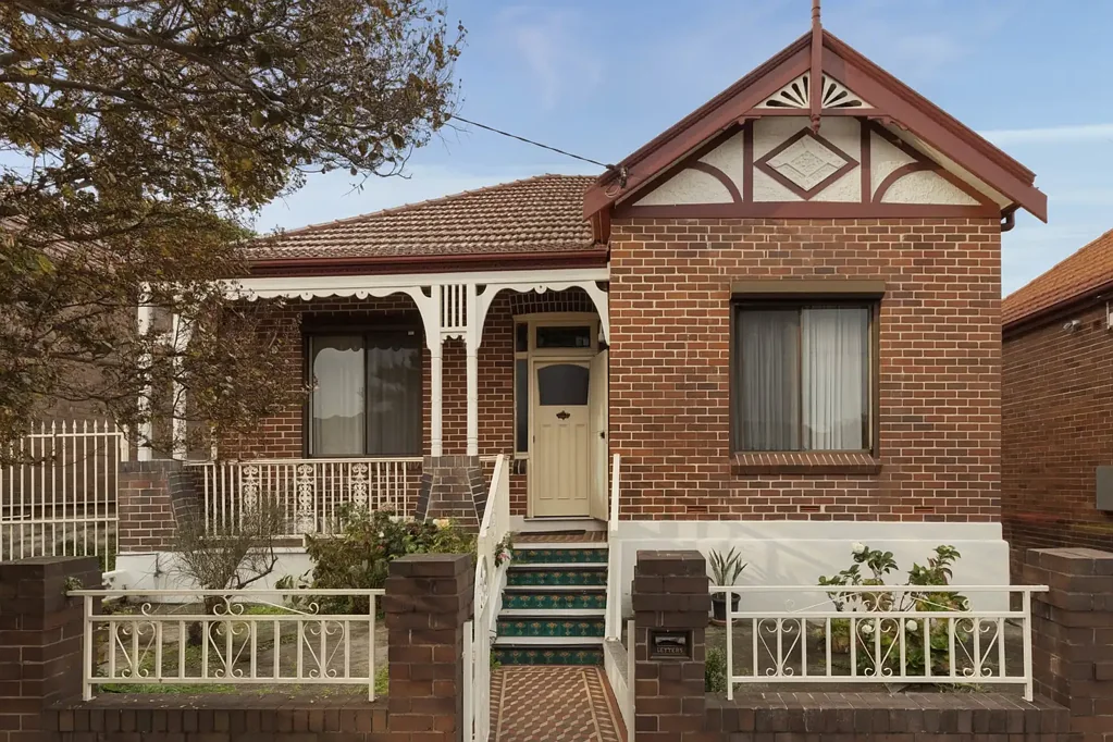 Dulwich Hill 4房 双面全砖住宅 四卧带柜 宽敞客厅 高天花板 实木地板 双大厨房 私密庭院 步行便利 学区环绕 地段优越 Huge Family Home in First Class Location