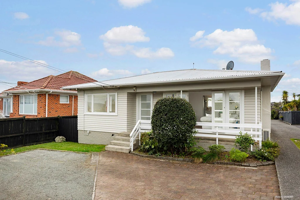Mount Roskill 2房 温馨独立住宅，带宽敞后院，靠近高尔夫球场/网球俱乐部，20多年来首次上市！ Freestanding Freedom with Backyard