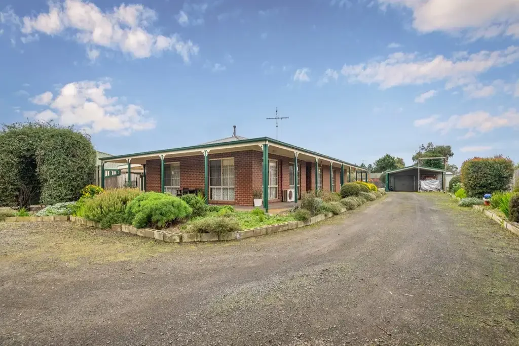 4 BEDROOMS - 2000M2 - HUGE SHEDDING
