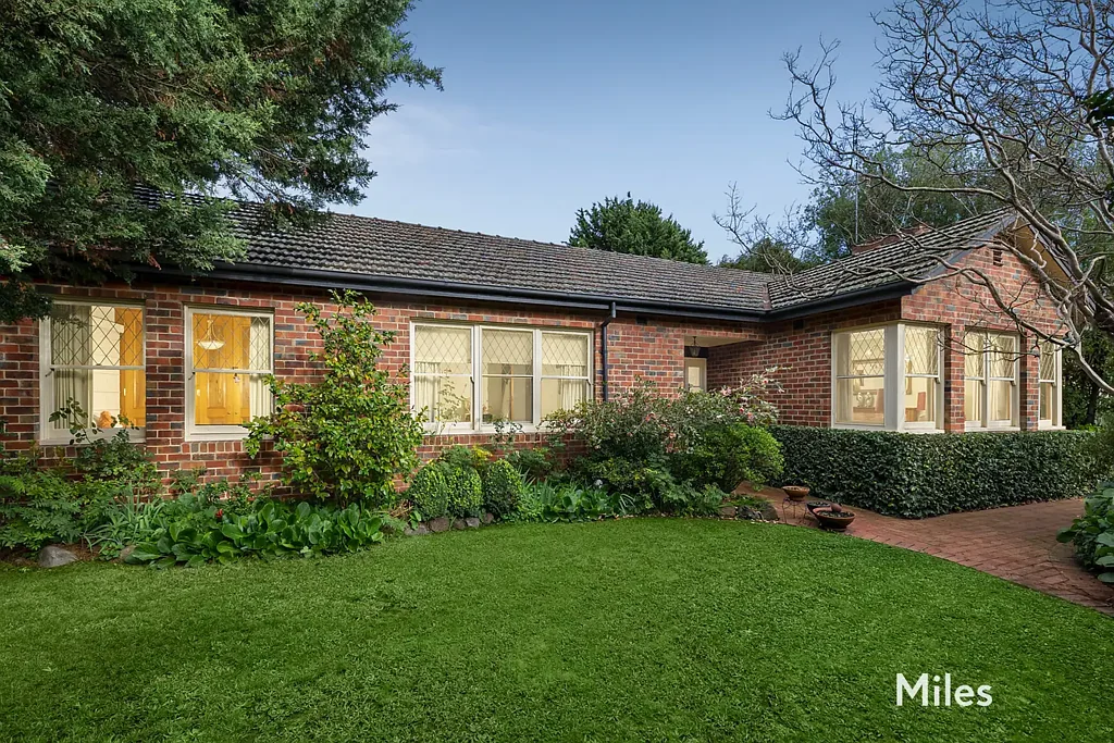 Ivanhoe East 3ห้องนอน Mid-century magic with stunning gardens and dual frontage