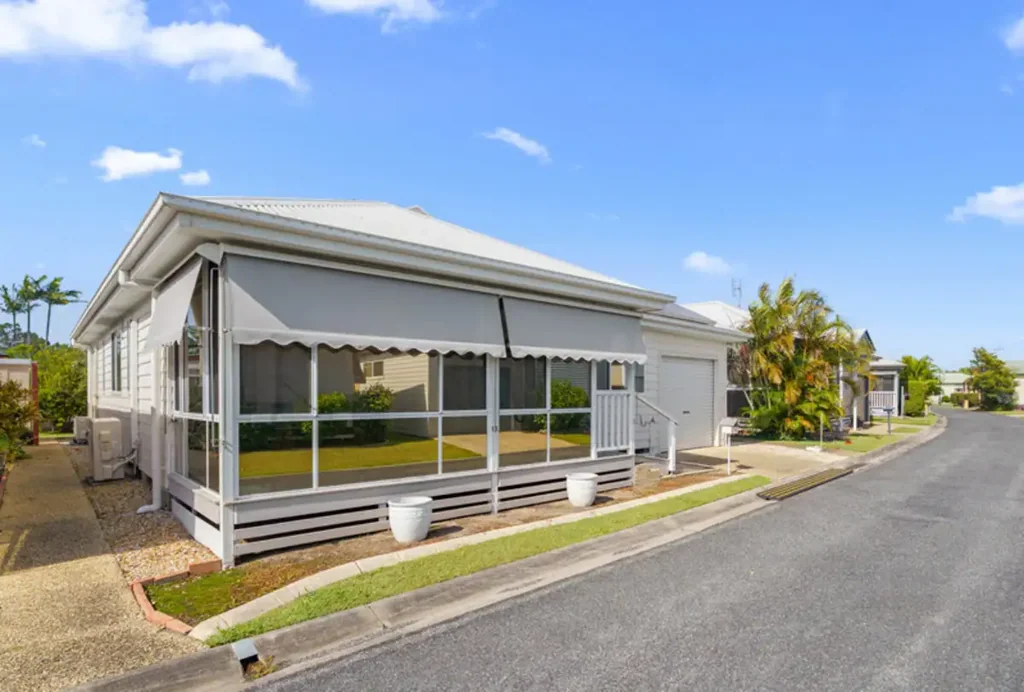 Yamba 3chambre Comfortable Living with Resort-Style Amenities at Palm Lake