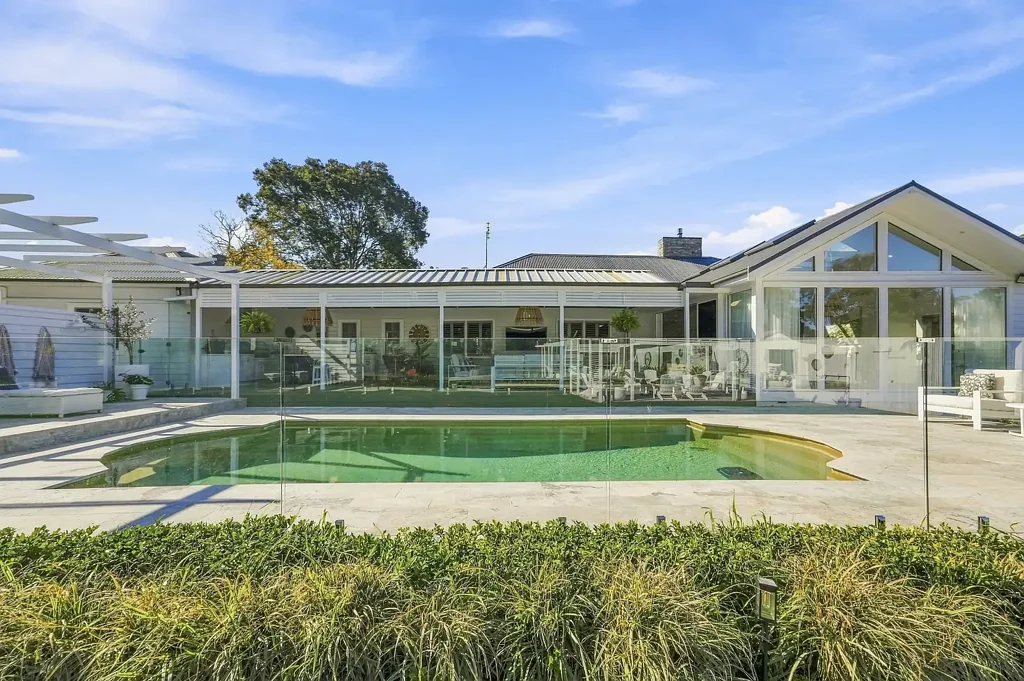 Ellis Lane 4Moenga A MASTERPIECE OF LUXURY, ELEGANCE AND TIMELESS DESIGN!!