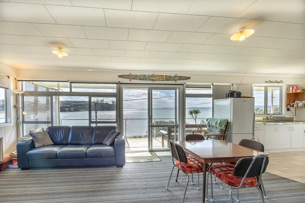 Pouto 3 Bedroom Wake up to the Harbour