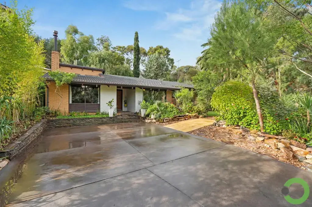 Bellevue Heights 3Phòng ngủ With a Timeless Character & Great Potential!