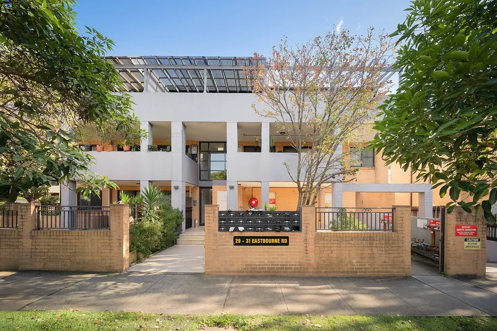 Homebush West 2房 全新更新随时入住 低Strata费用 全砖建筑 顶层两层Townhouse布局 宽敞私密室内外流动 豪华石材厨房 阁楼式主休息室 基础设施完善 步行可达商圈 Stunning Dual Level, Double Brick Penthouse | North / East Aspect | Low Levies $968/qtr