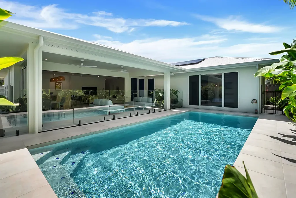 Port Douglas 4ห้องนอน IMMACULATE BESPOKE BEACHSIDE HOME