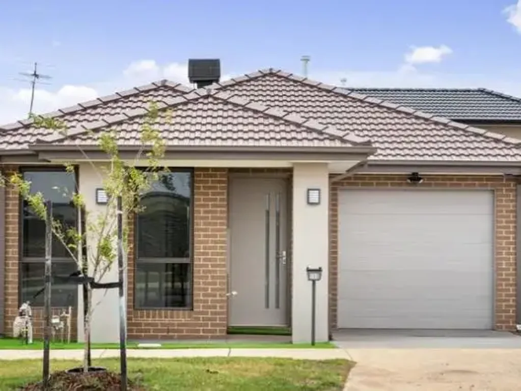 Truganina 3Zimmer Family Home in a Premium Location Fully Upgraded - School / Shops / Community center closed by.