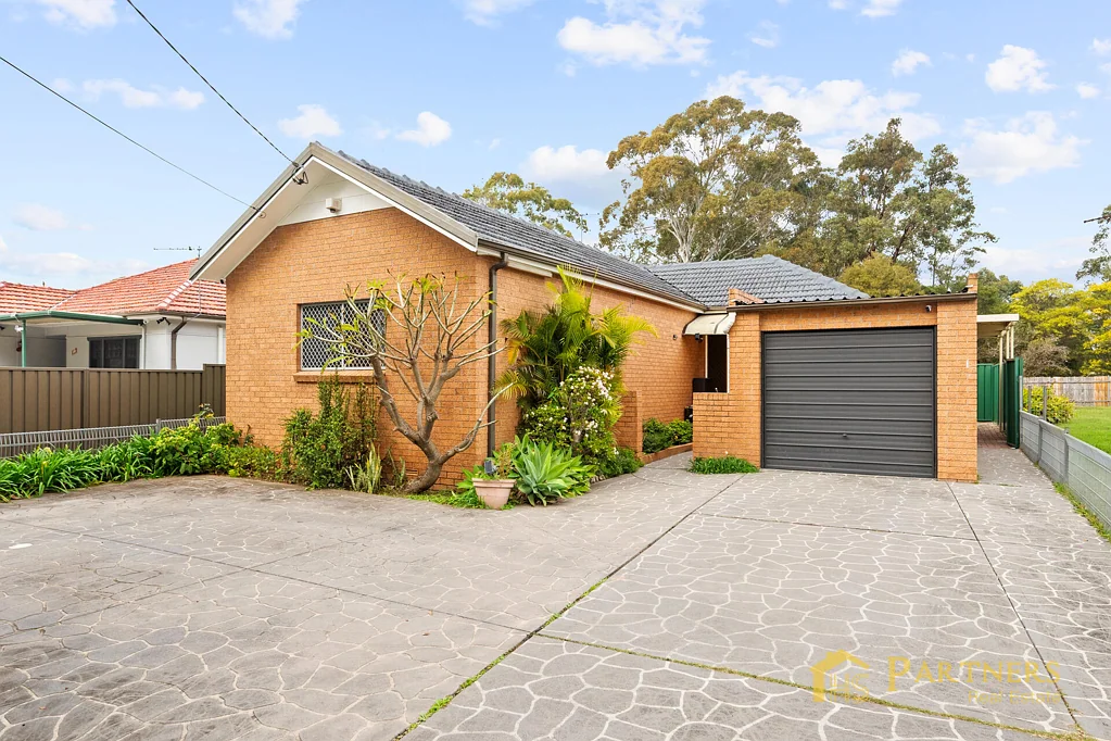 Chester Hill 3Kwarto Park-Front Brick Home on a Quiet Street