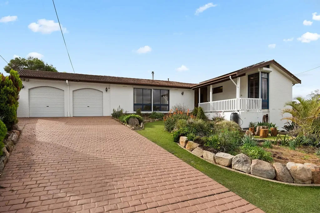 Para Vista 3 Slaapkamer Mid Century Charm, Elevated into a Poolside Entertainer.