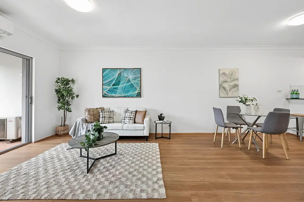 St Peters 1chambre Light-Filled and Low-Maintenance in a Prime Village Setting