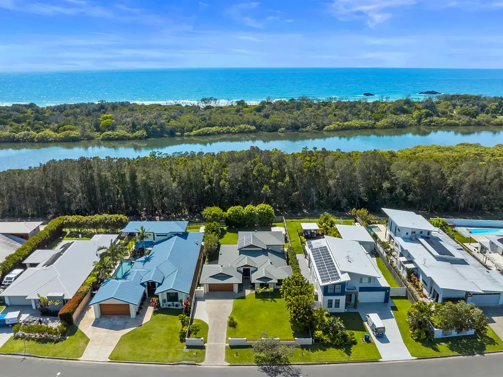 Pottsville 4 Bedroom Black Rocks Family Home on Expansive Waterfront Block
