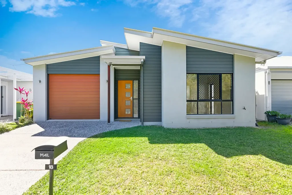 Caloundra West 3房  Reserve-Front Living with Coastal Convenience