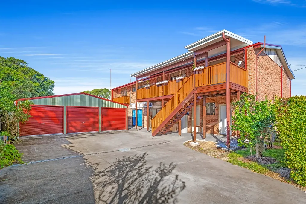 Booker Bay 6कमरा MASSIVE HOME IN PREMIER SUBURB, SOLID CONSTRUCTION, FREE-STANDING TRIPLE GARAGE, CORNER BLOCK - DON'T MISS THIS ONE