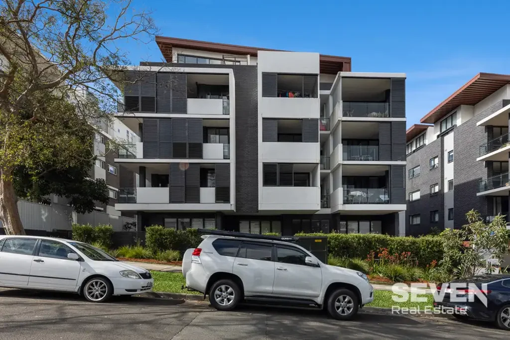 Spacious and Sunny Apartment Overlooking Forest Park