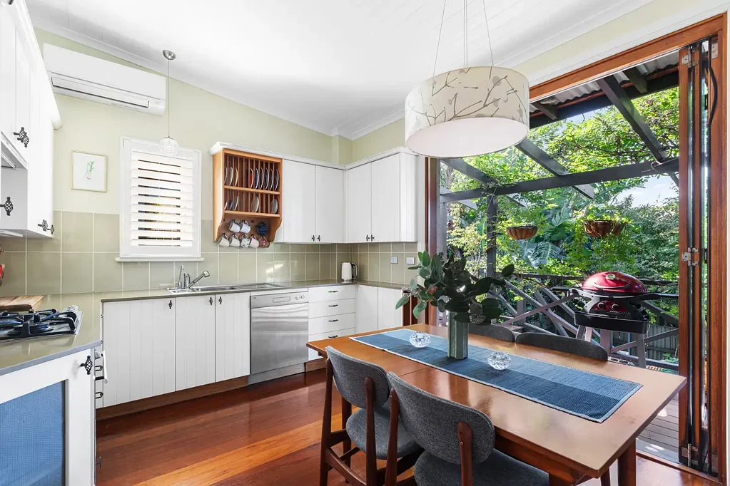 Marrickville 3房 时代立面设计 精品低交通街道 北向花园绿洲 靠近Marrickville中心 150米达商店咖啡馆 步行至地铁站 高细节天花板 木地板装饰壁炉 现代厨房燃气电器 极其私密阳光空间 Light, space and charm in a delightful character semi