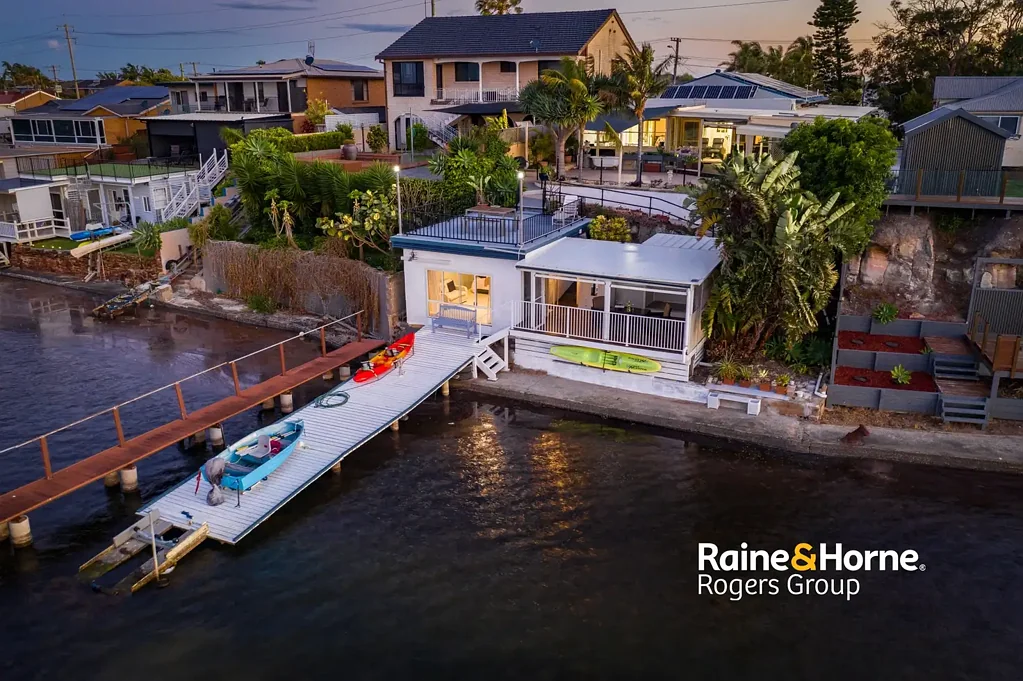 Idyllic Absolute Waterfront Retreat - Versatile, Spacious & Perfect for Split Living!