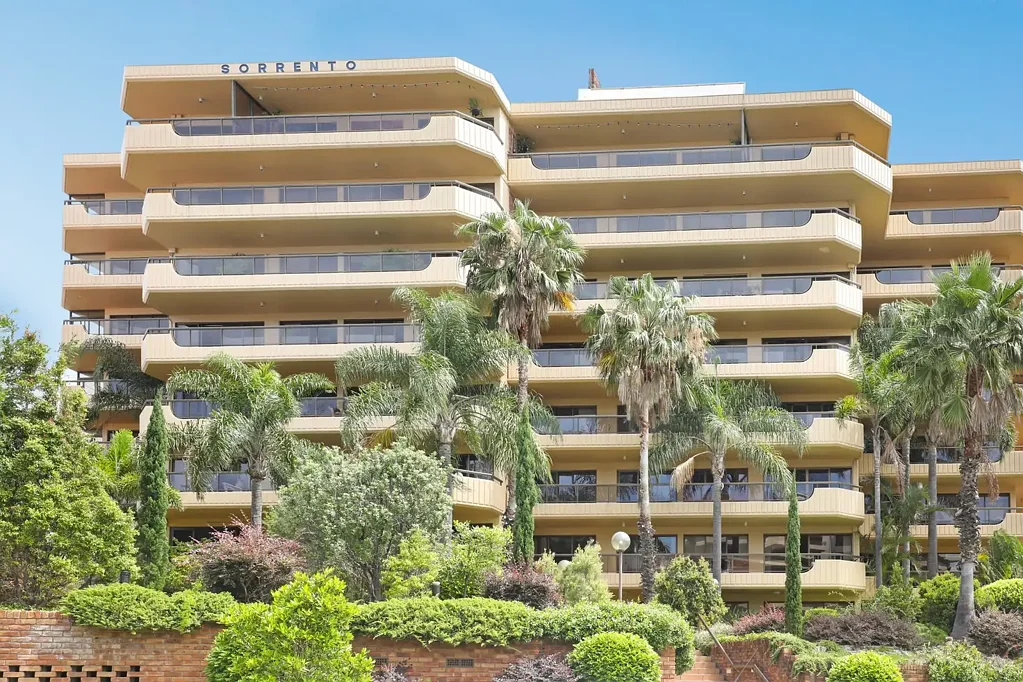 Wollongong 2房 Sorento Complex精装 两居室公寓 东北朝向 木质厨房 宽敞卧室 安全车库 靠近CBD与海滩 Move-In Ready Apartment Moments from the Beach and Harbour