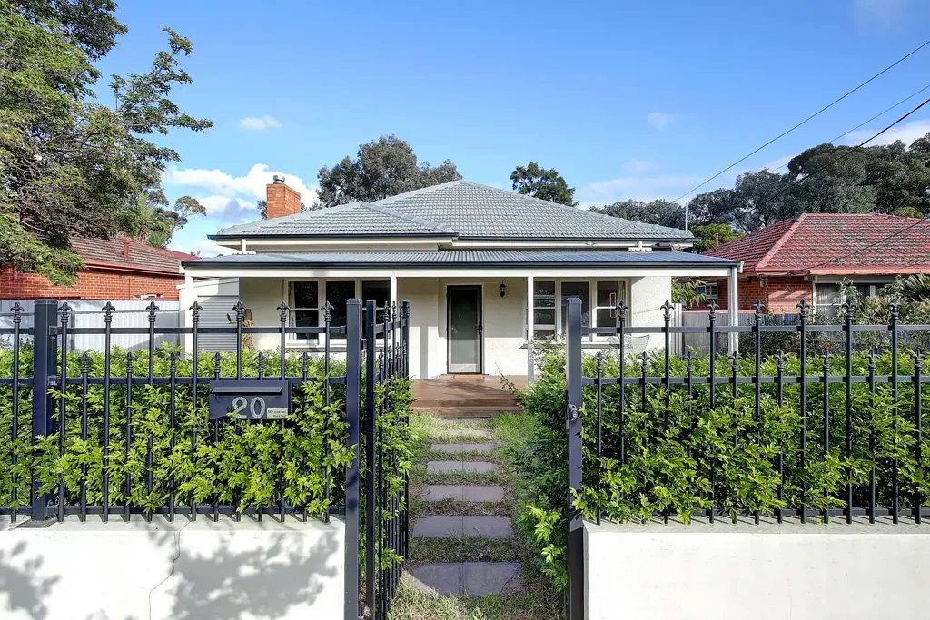 Devon Park 3房  Stylish Living in a Prime City-Fringe Location + Opportunity To extend or develop Or add A Granny ( STCC)