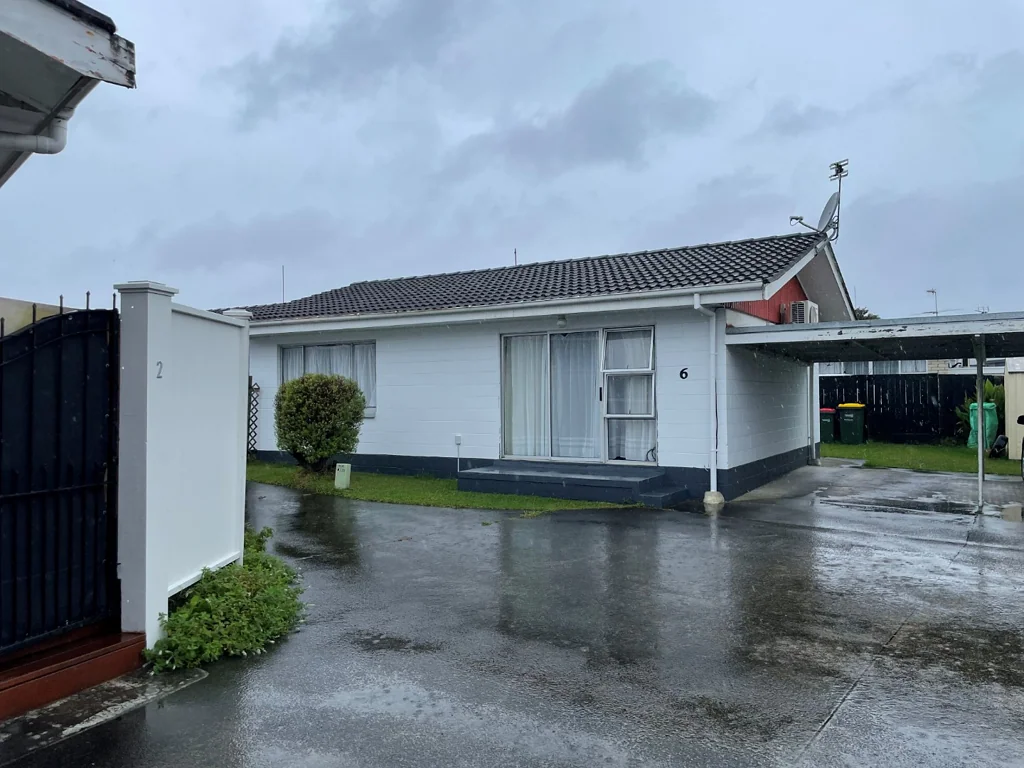 Central Papakura 2 bedroom unit.