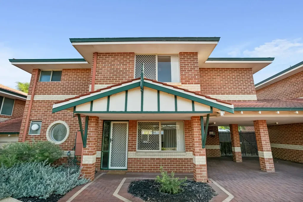 Maylands 3Habitaciones Townhouse Temptations, With a Twist!