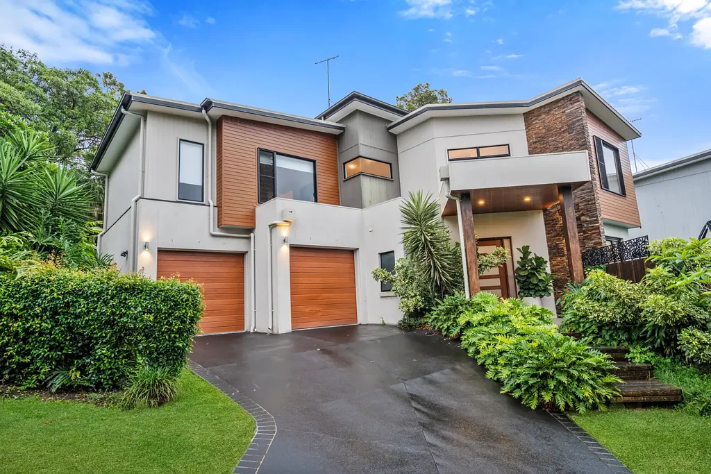 Luxurious family home in prestigious enclave!