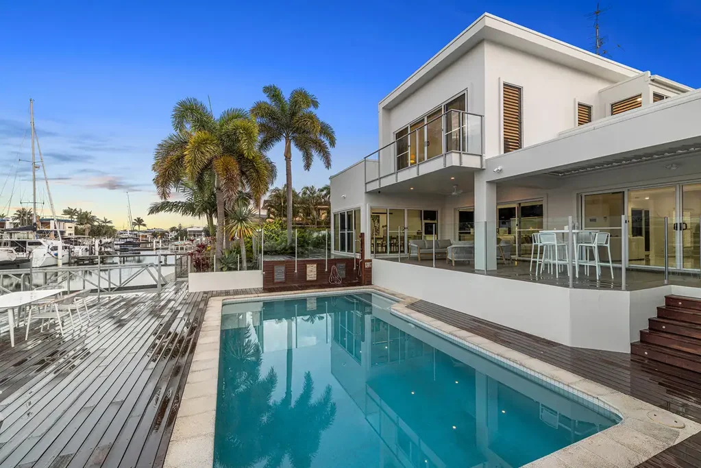 Minyama 4બેડરૂમ NORTH-EAST FACING WATERFRONT ENTERTAINER - PERFECT DEEP-WATER LOCATION!