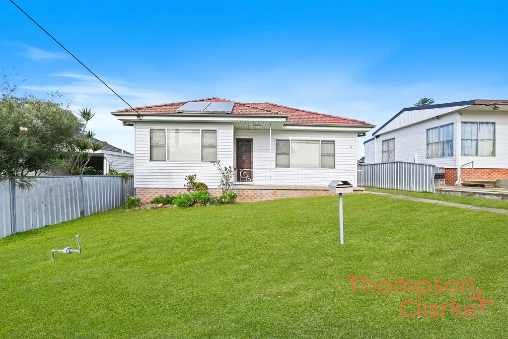 Neat and tidy home with additional studio!