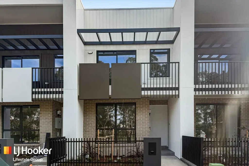 Brand-New Townhouse with Parkland Views in the Heart of Oran
