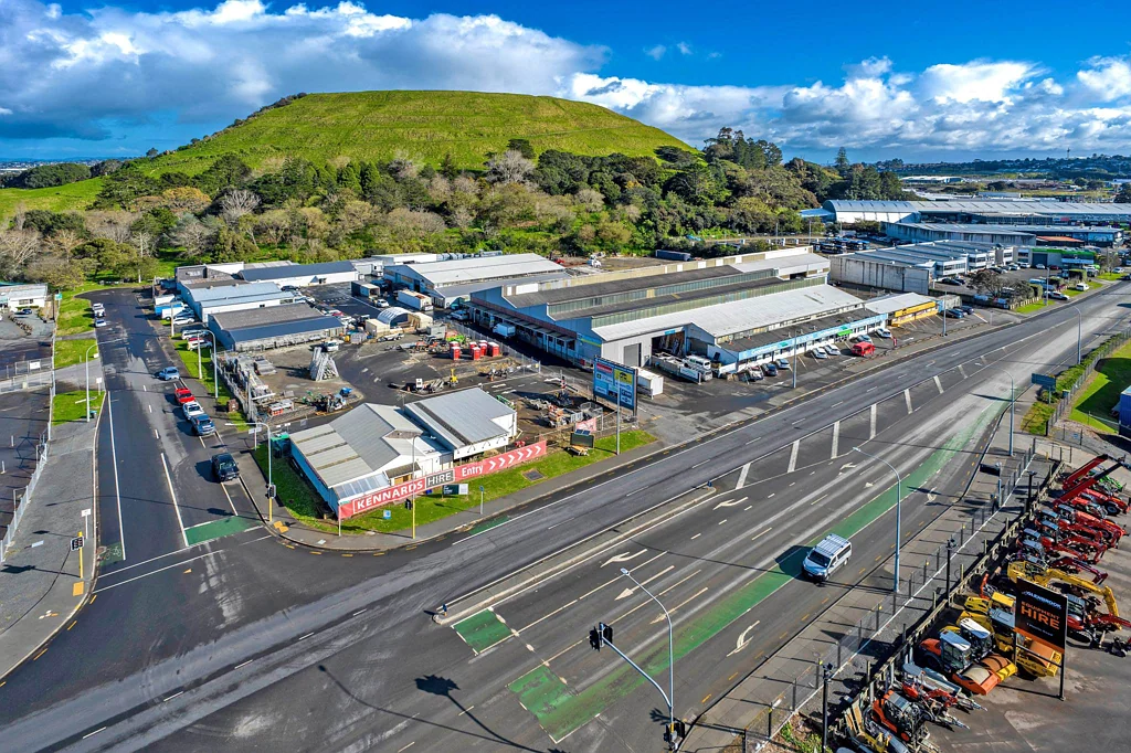 Mount Wellington  830M² SHOWROOM AND STORAGE