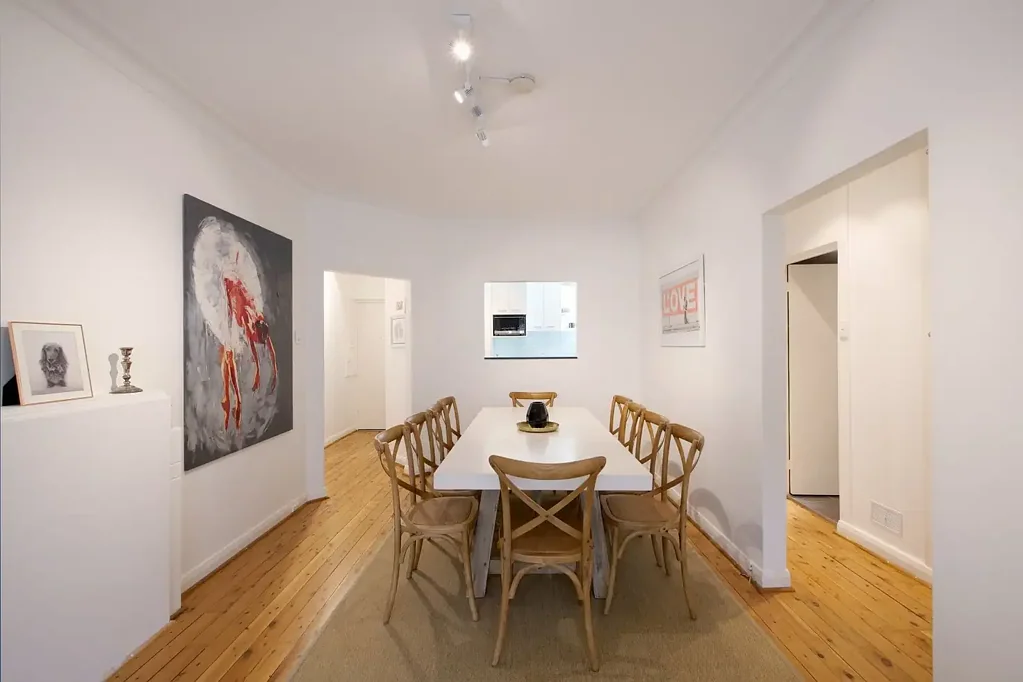 Chic Two Bedroom Harbour-Side Apartment In Great Location