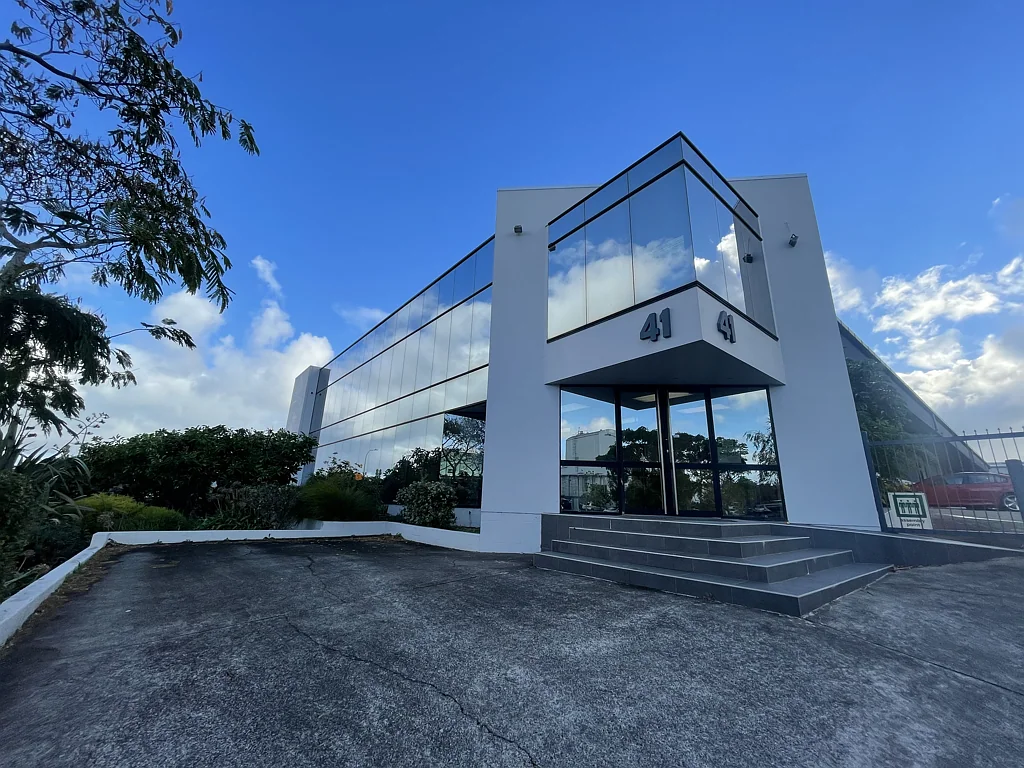 Mangere Affordable airport office with parking