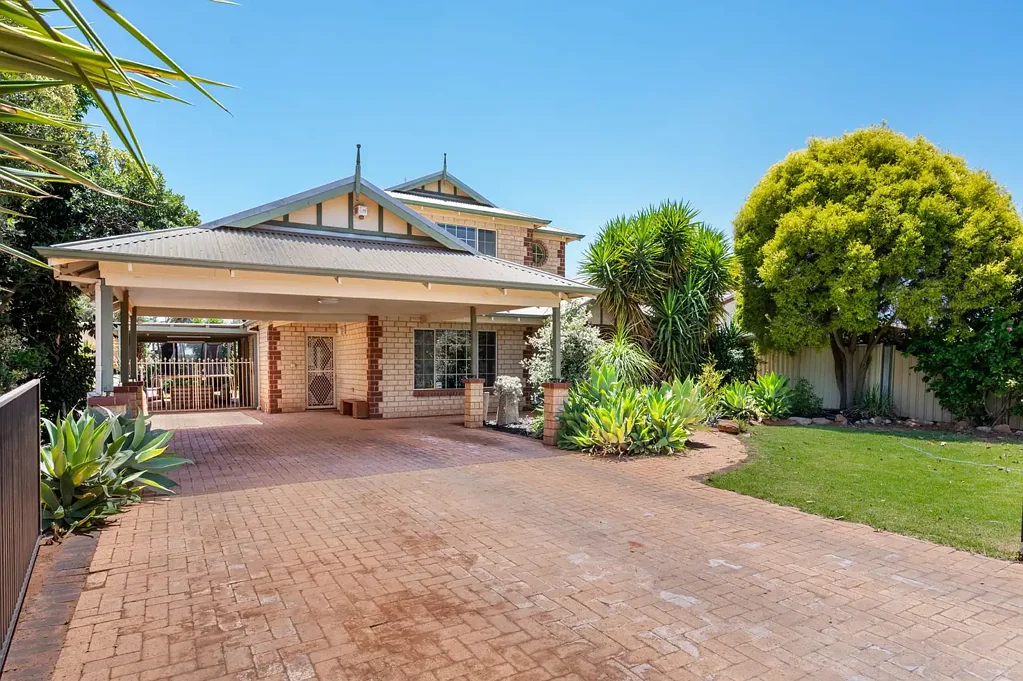 Somerville 4房  Impressive Double-Storey Family Home With Space for Everyone